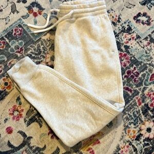 Like new- worn 1x. Hollister adult small joggers